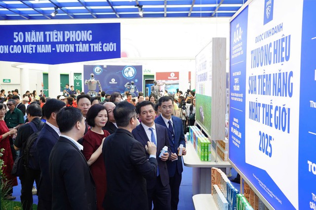 Hàng dài khách tham quan xếp hàng đợi trải nghiệm gian hàng Vinamilk - Ảnh 1