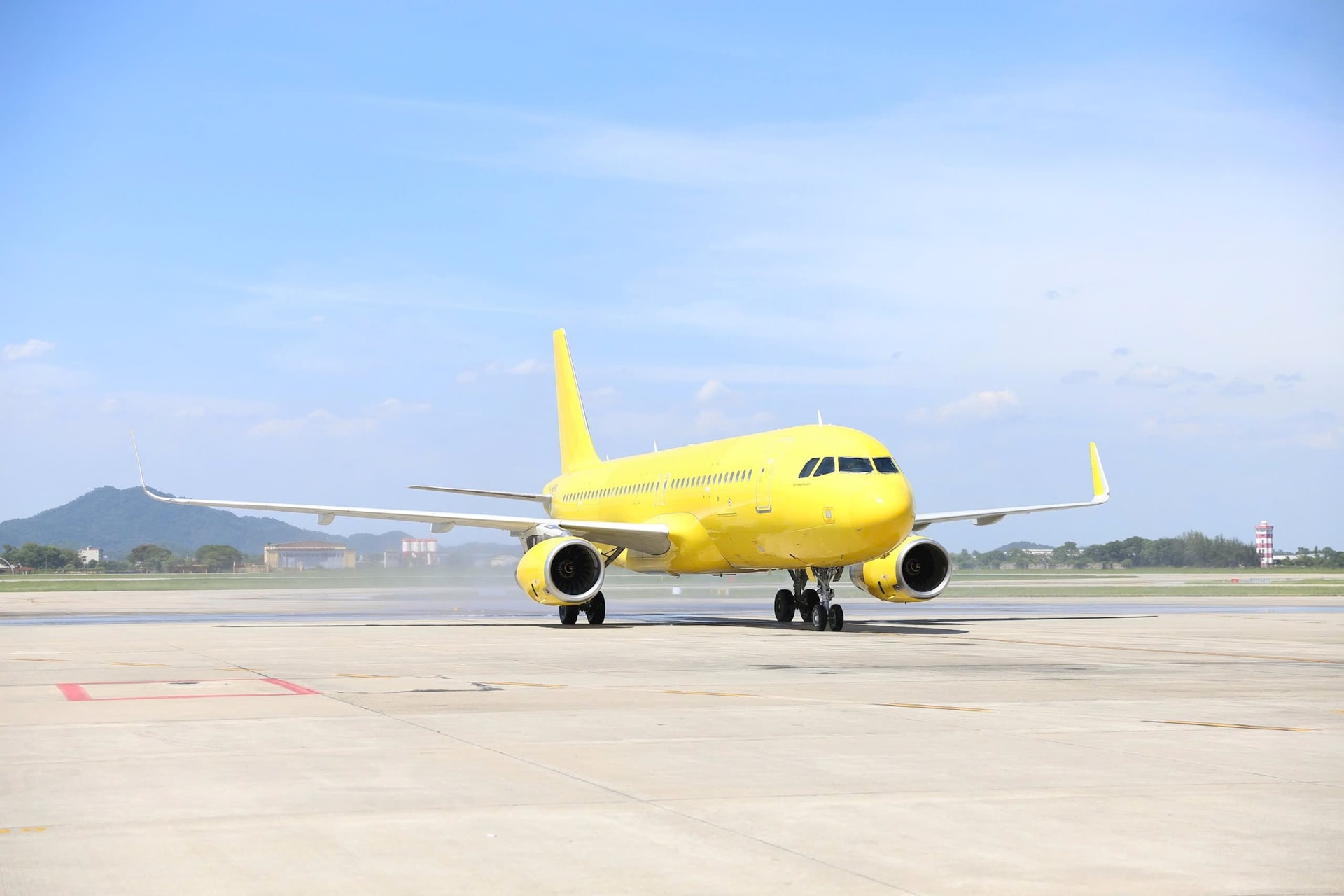 Vietravel Airlines đón thêm tàu bay Airbus thứ 2, cổ phiếu gia đình bầu Hiển tăng kịch trần - Ảnh 2