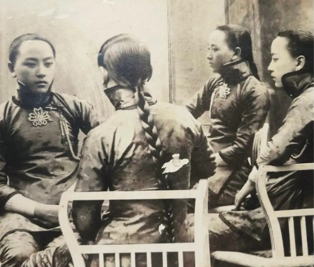 6 bức hình hiếm cuối thời nhà Thanh: Ảnh tiểu thư khuê các trở nên đặc biệt nhờ hiệu ứng từ vật dụng này - Ảnh 4