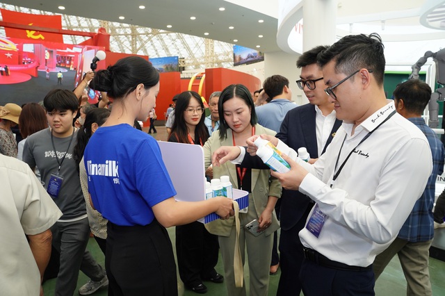 Hàng dài khách tham quan xếp hàng đợi trải nghiệm gian hàng Vinamilk - Ảnh 2