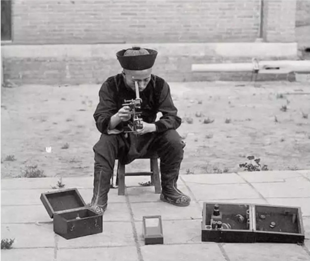 6 bức hình hiếm cuối thời nhà Thanh: Ảnh tiểu thư khuê các trở nên đặc biệt nhờ hiệu ứng từ vật dụng này - Ảnh 5