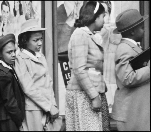 Bức ảnh năm 1941 gây "sốt": Chi tiết lạ làm dấy lên giả thuyết du hành thời gian, chuyên gia nói gì? - Ảnh 2