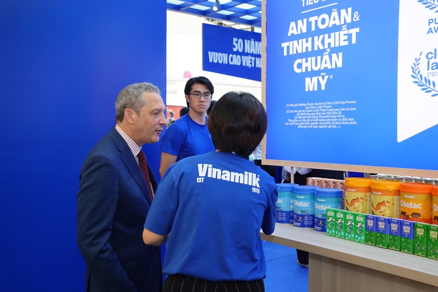 Hàng dài khách tham quan xếp hàng đợi trải nghiệm gian hàng Vinamilk - Ảnh 3