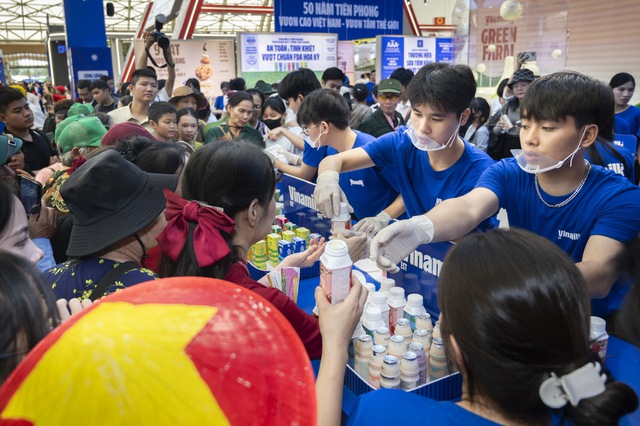 Hàng dài khách tham quan xếp hàng đợi trải nghiệm gian hàng Vinamilk - Ảnh 4