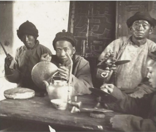 6 bức hình hiếm cuối thời nhà Thanh: Ảnh tiểu thư khuê các trở nên đặc biệt nhờ hiệu ứng từ vật dụng này - Ảnh 6