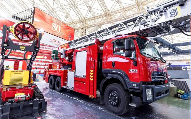 Chiếc xe thang cứu hoả đồ sộ tại Triển lãm A80: Ai đứng sau? - Ảnh 1