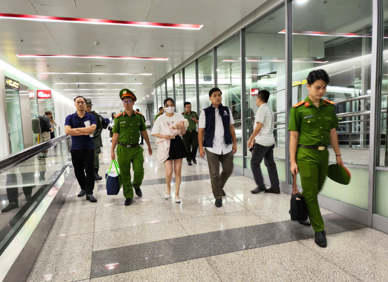 Vụ Mr Pips: Cảnh sát dẫn giải vợ Mr Hunter từ Thái Lan về Việt Nam - Ảnh 1