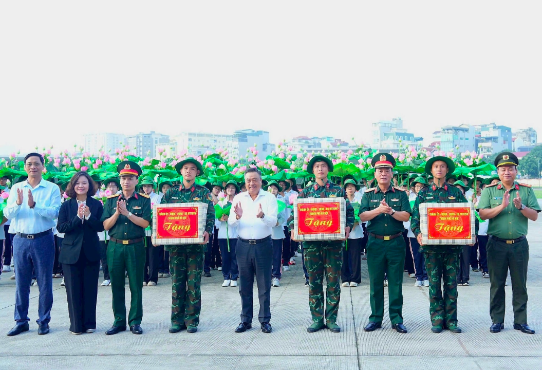 Hà Nội phát miễn phí nước uống và đồ ăn cho người dân xem diễu binh, diễu hành 2-9 - Ảnh 1