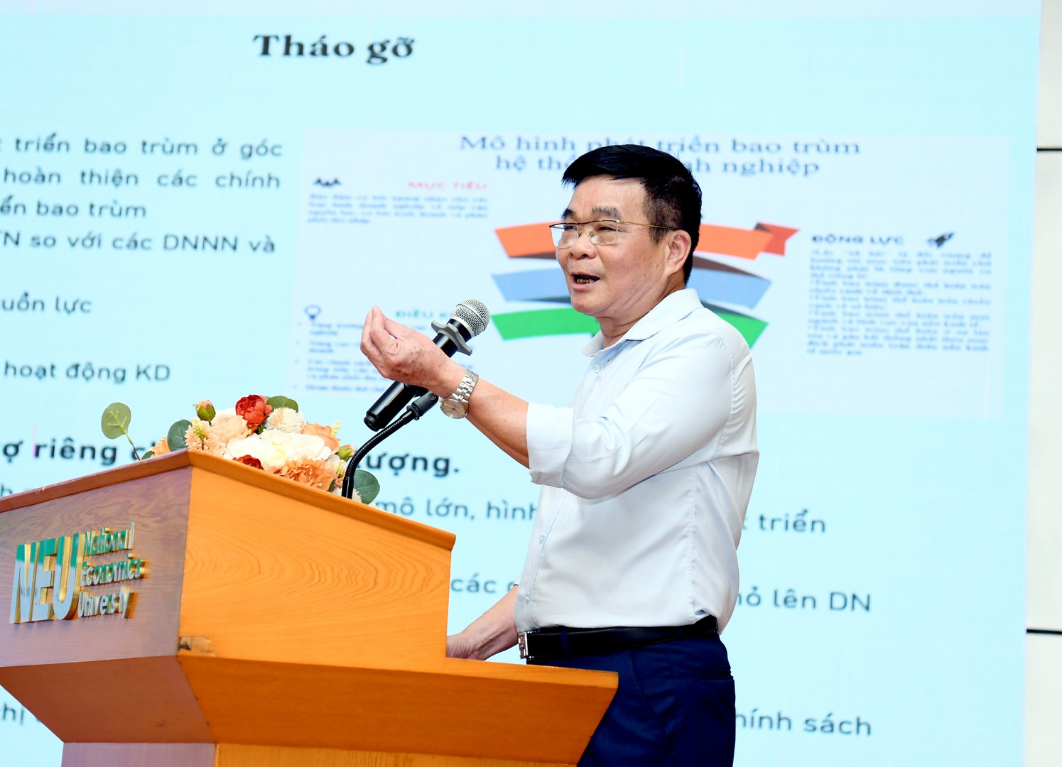 GS. TS Ngô Thắng Lợi: ‘Buôn bán hàng rong, cắt tóc, xe ôm… cũng cần đưa vào khu vực kinh tế tư nhân’ - Ảnh 1