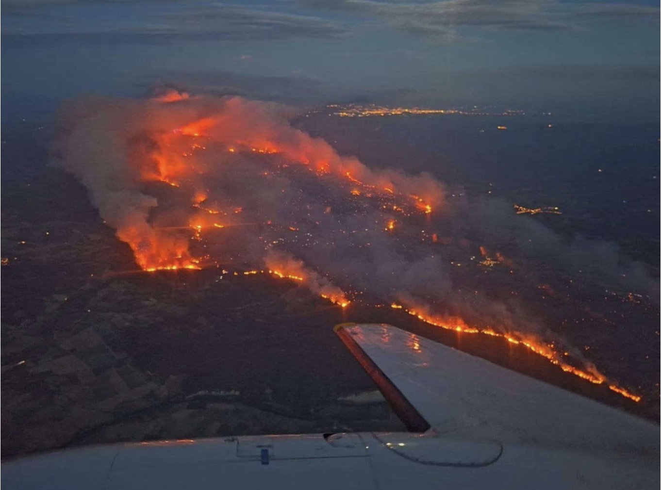 Cảnh tượng tựa "hỏa ngục" tại Pháp: Cháy rừng lớn nhất nhiều thập kỷ, Thủ tướng Pháp gọi đây là "thảm họa quy mô chưa từng có" - Ảnh 1