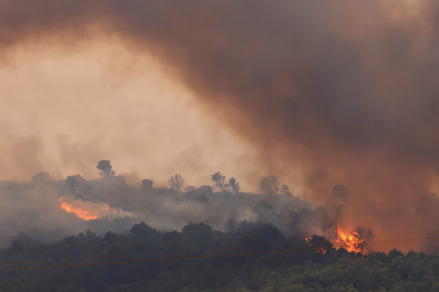 Cảnh tượng tựa "hỏa ngục" tại Pháp: Cháy rừng lớn nhất nhiều thập kỷ, Thủ tướng Pháp gọi đây là "thảm họa quy mô chưa từng có" - Ảnh 2