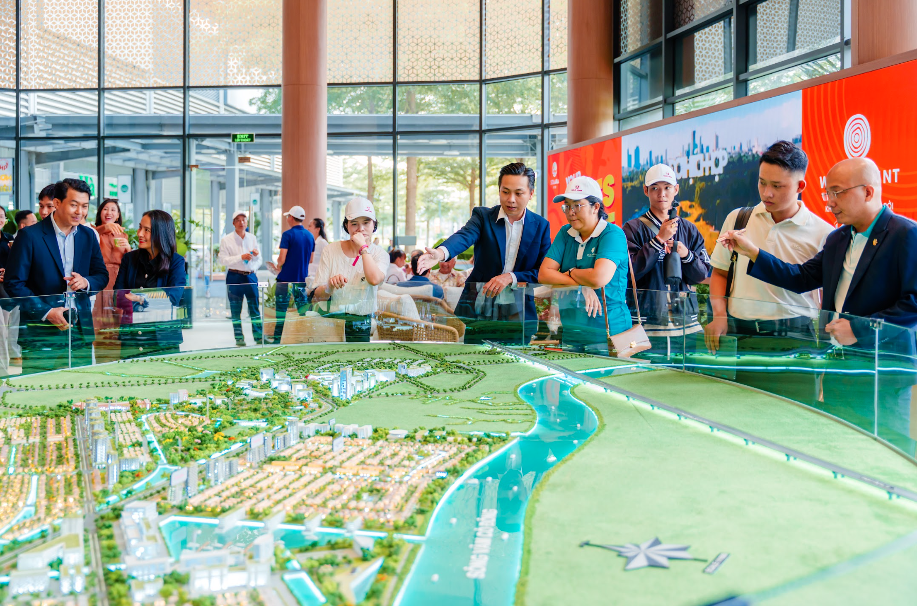 “Bộ đôi sóng” ông lớn và hạ tầng tỉ đô cùng lúc đổ bộ, bất động sản phía Tây Tp.HCM liên tục có chuyển động mới - Ảnh 2