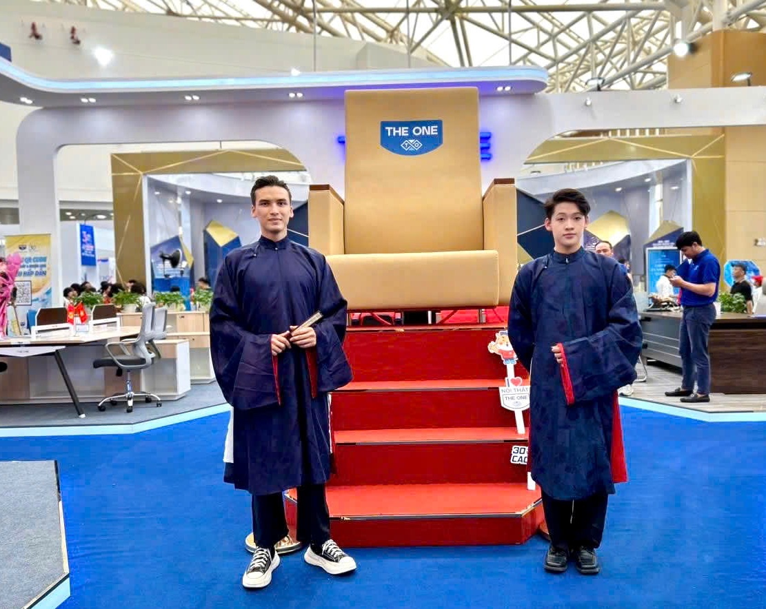 Ghé thăm ‘Ghế The One’ - Biểu tượng 2,5m của gian hàng The One tại A80 - Ảnh 1