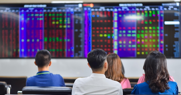 Tiền ồ ạt chảy vào chứng khoán, mua cổ phiếu nào "đón sóng" 1.500 điểm?