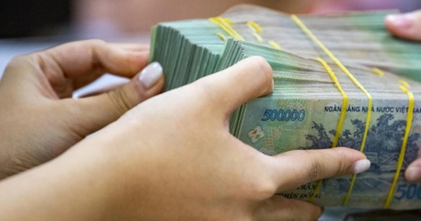 Hàng loạt ngân hàng tăng lãi suất tiền gửi: Chuyên gia dự báo gì?