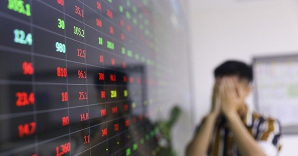 Nhà đầu tư ồ ạt “chốt lời”, VN-Index “bốc hơi” hơn 12 điểm