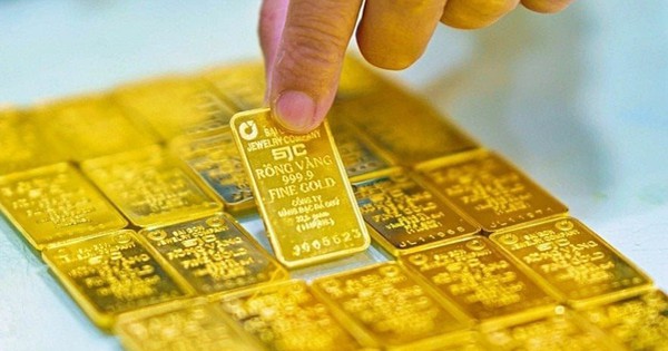 Sáng 22/7: Giá vàng thế giới ''nổi sóng", vàng trong nước tăng vọt