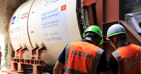 Tại sao khối ngoại mua ròng nhóm cổ phiếu hưởng lợi từ đầu tư công, bất động sản?