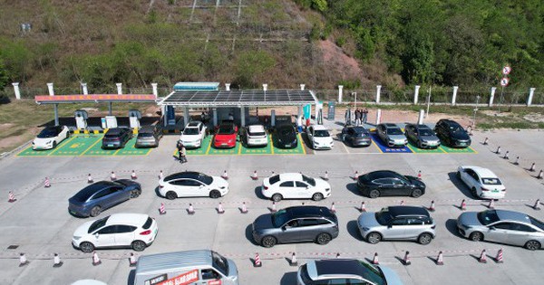 Xe điện nhiều, ít trạm sạc, lúc khẩn cấp phải làm sao: Trung Quốc xử lý bài toán khó bằng cách "cực độc"