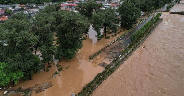 Đường xá biến thành sông trong trận lũ lụt khiến ít nhất 30 người thiệt mạng ở phía bắc Bắc Kinh