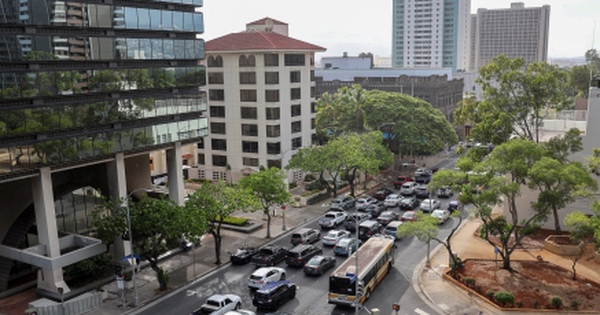 Chạy sóng thần lịch sử, người dân, du khách ở Hawaii thức trắng đêm trong xe