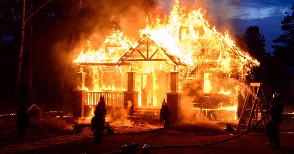 Cháy nhà nhưng vẫn được rao bán hơn 91 tỷ đồng, muốn mua phải xếp hàng: Đống tro tàn tiền tỷ và sự điên rồ của ngành BĐS