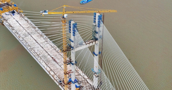 Sau một thập kỷ, dự án cây cầu dây văng cao nhất Việt Nam sắp về đích