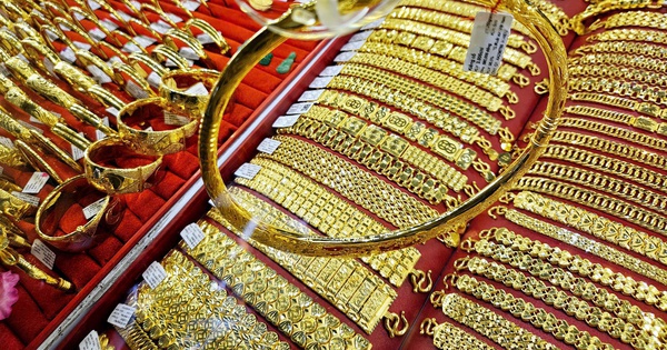 Giá vàng cao chót vót, động thái lạ của các công ty vàng