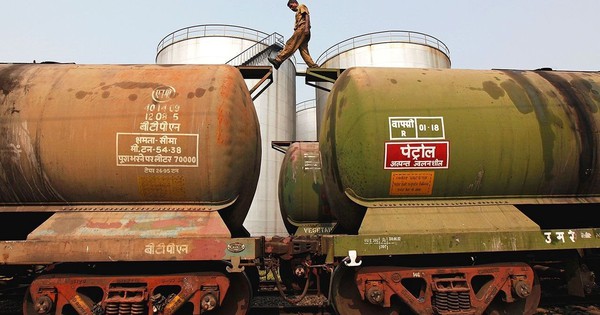 Quyết ‘dí’ Ấn Độ đến cùng vì mua dầu Nga: Quốc gia BRICS khác, vốn là đối trọng lớn nhất của Mỹ, được ông Trump “trao” món quà lớn