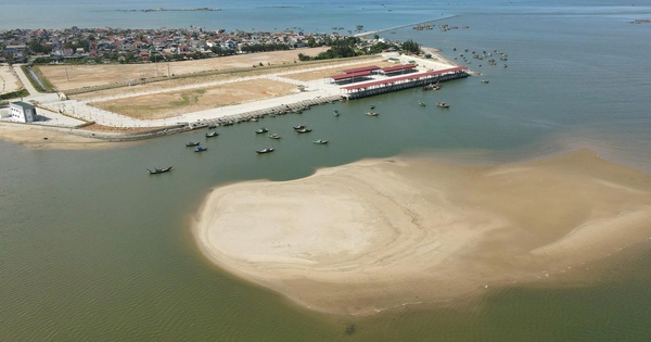 Tàu thuyền gặp khó khi ra, vào cảng cá được đầu tư gần 300 tỉ đồng vì luồng lạch bị bồi lắng