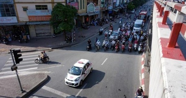 Thói quen chờ đèn đỏ tưởng vô hại, ai ngờ phạm luật, lỗi này nhiều người mắc phải, đặc biệt là xe máy