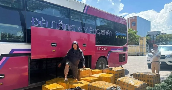 Phát hiện 19 thùng sụn chân gà bốc mùi trên xe giường nằm