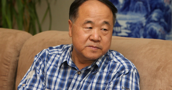 Bán rau đắt hơn giá bình thường, nhà văn đạt giải Nobel bị mẹ nói thẳng 1 câu: Ông nghe xong "ám ánh" cả đời!