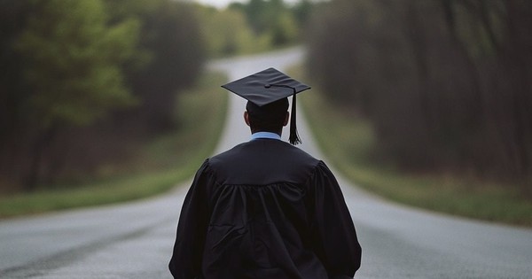 Tốn tiền tỷ học công nghệ để rồi không xin nổi làm nhân viên nhà hàng: Hiện thực tàn khốc của vô số sinh viên Gen Z mới tốt nghiệp