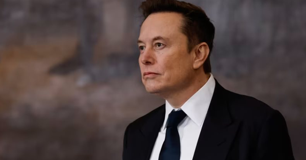Nóng: Bán xe ô tô ế ẩm, Elon Musk cho Tesla chuyển hướng sang… bán điện
