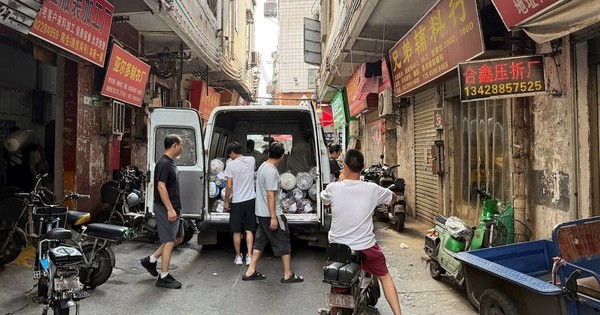 'Bóng ma' thuế quan đeo bám, các nhà máy Trung Quốc bật chế độ sinh tồn, công nhân oằn mình vì lương “thấp vô lý”