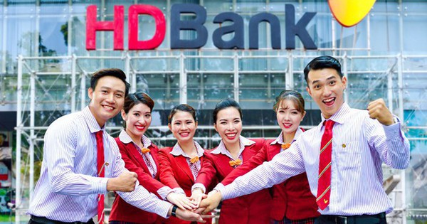 Cổ phiếu ngân hàng nhận chuyển giao bắt buộc đồng loạt tăng mạnh phiên 14/8: HDB, VPB, MBB tím trần, VCB xanh hơn 4,3%