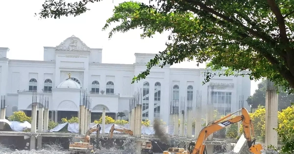 Tháo dỡ Khu phức hợp thương mại dịch vụ và căn hộ cao cấp xây dựng trái phép