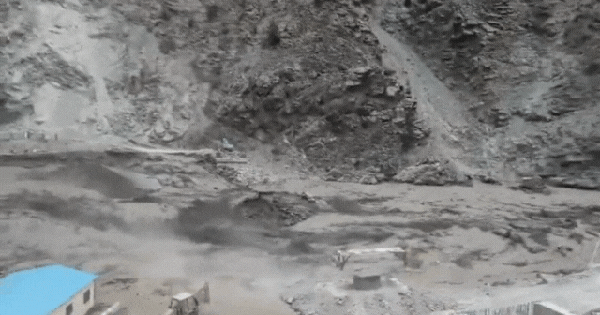 Người dân đang ăn trưa thì bị cuốn trôi: Lũ quét kinh hoàng khiến ít nhất 56 người chết, 80 người mất tích ở Ấn Độ