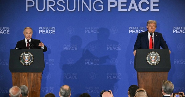 "Điều kỳ lạ" sau thượng đỉnh Mỹ - Nga, Tổng thống Donald Trump phát biểu "ngắn khác thường"