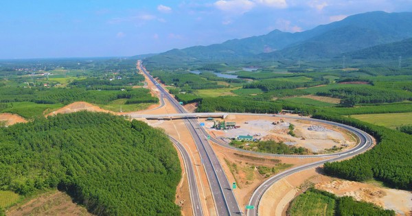 Ngắm đường cao tốc "xuyên núi, vượt sông" hơn 22.500 tỉ qua Quảng Trị trước giờ thông xe
