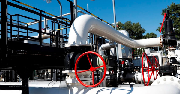 Quốc gia EU phụ thuộc vào dầu Nga để đáp ứng hơn 80% nhu cầu đột ngột bị chặn đứng nguồn cung: Chuyện gì đang xảy ra?