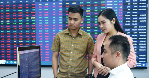 Có nên bán vàng, đổ tiền vào chứng khoán?