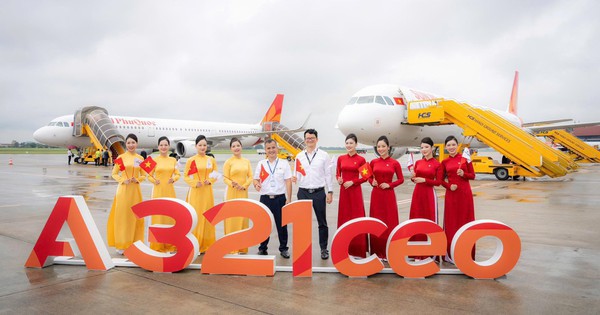 2 máy bay mới của Sun PhuQuoc Airways nối đuôi nhau hạ cánh xuống Nội Bài