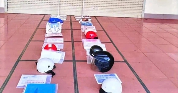 Văn phòng ĐKĐĐ tỉnh Đắk Lắk nói gì về việc người dân "xếp hàng" bằng mũ bảo hiểm?