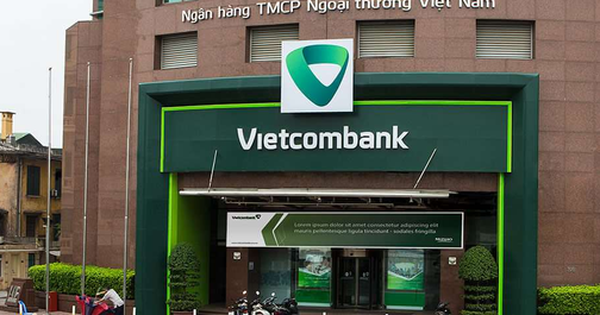 Hết nguồn thu từ một loại phí Bancassurance, lãi hoạt động dịch vụ của Vietcombank suýt rớt khỏi Top 10