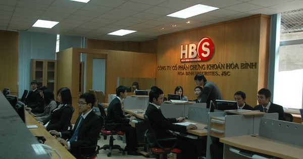 Chủ tịch GenZ của Chứng khoán Hòa Bình nộp đơn từ nhiệm