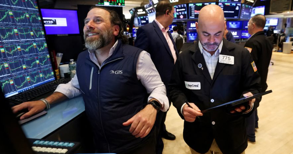 Chứng khoán Mỹ tăng dựng đứng, Dow Jones nhảy vọt 900 điểm, xác suất Fed cắt giảm lãi suất tháng tới trên 90% sau phát biểu của ông Powell