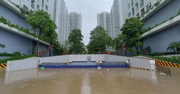 Nhiều khu chung cư Hà Nội thành 'ốc đảo' sau mưa lớn, dân dựng đập ngăn nước tràn vào hầm