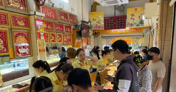 Người dân chen chân 'vét' sạch vàng giữa 'cơn bão' giá